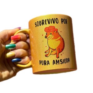 Taza Glitter dorada "Sobrevivo por pura amsieda"