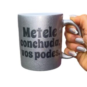 Taza Glitter Plateada"Metele conchud@, vos podes"